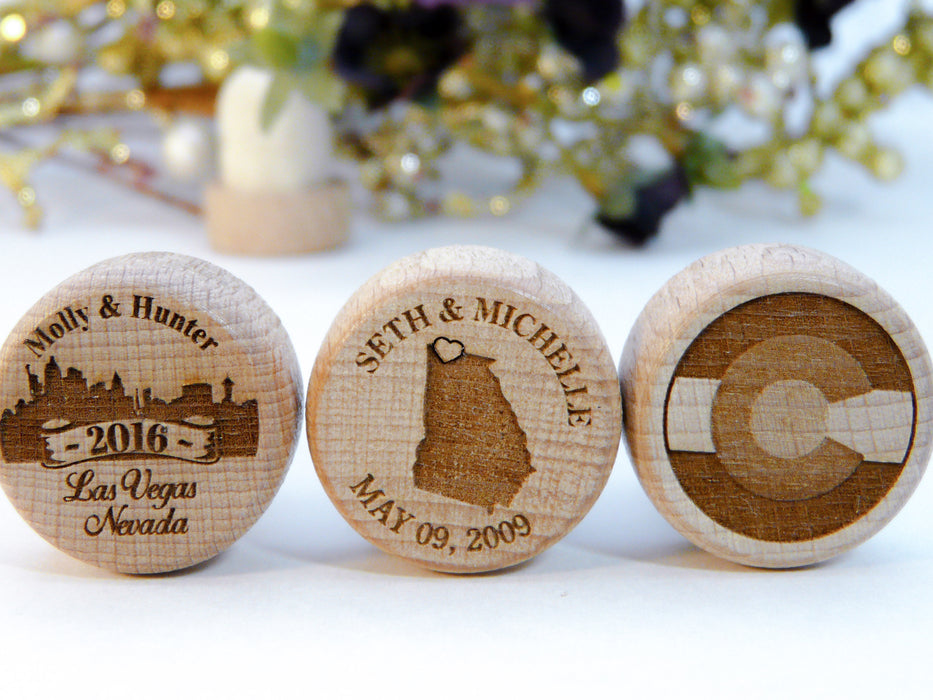 Tapones de vino de boda con silueta de estado y ciudad